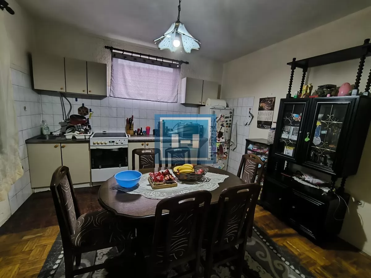 Prostrana kuća na 3 sprata sa 2 garaže – 290 m² na 5,56 ari 11