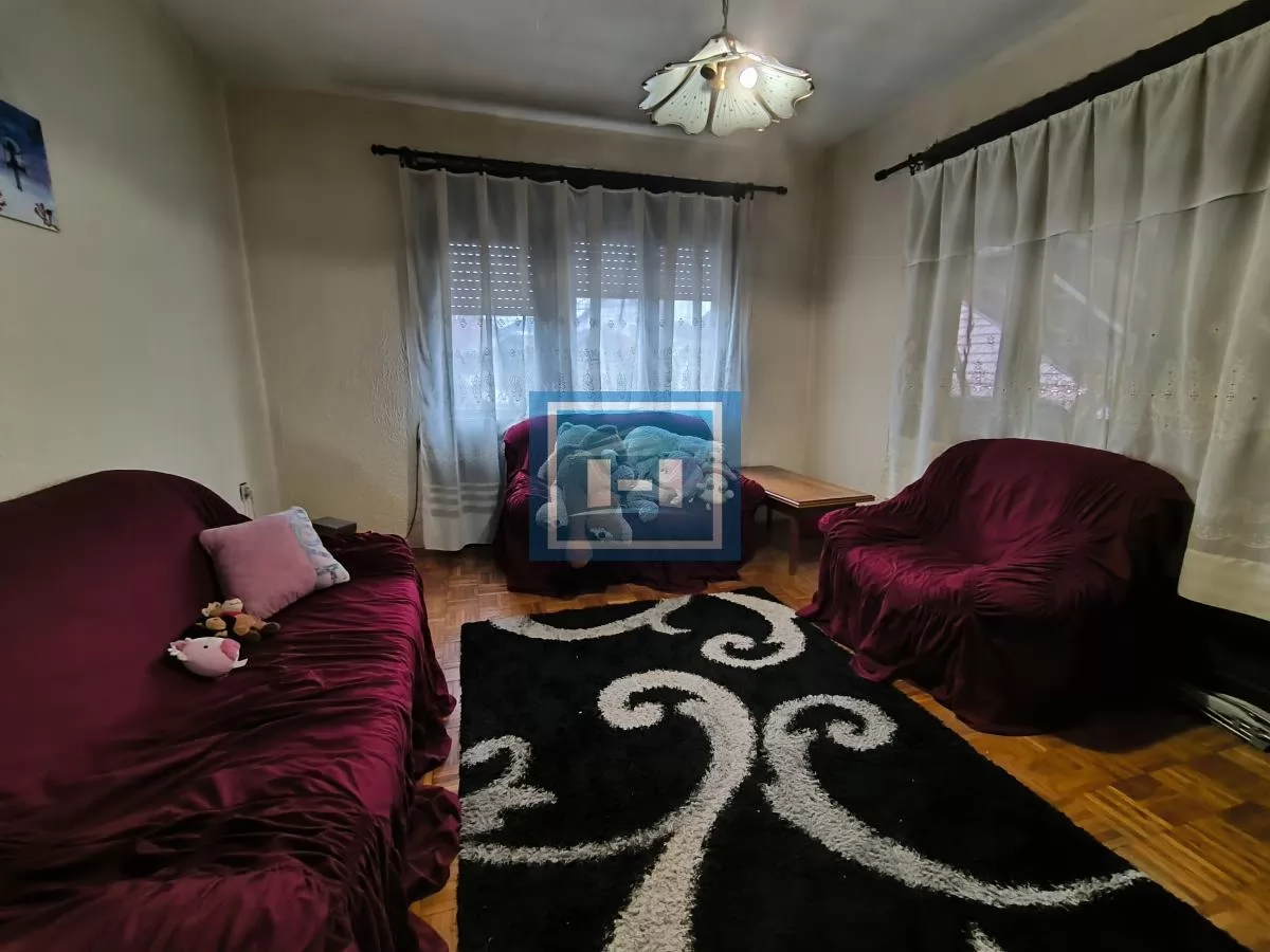 Prostrana kuća na 3 sprata sa 2 garaže – 290 m² na 5,56 ari 12