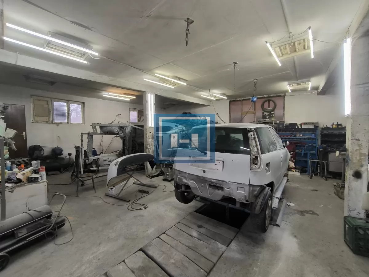 Prostrana kuća na 3 sprata sa 2 garaže – 290 m² na 5,56 ari 16