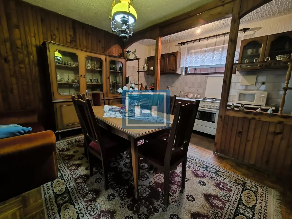 Prostrana kuća na 3 sprata sa 2 garaže – 290 m² na 5,56 ari 2