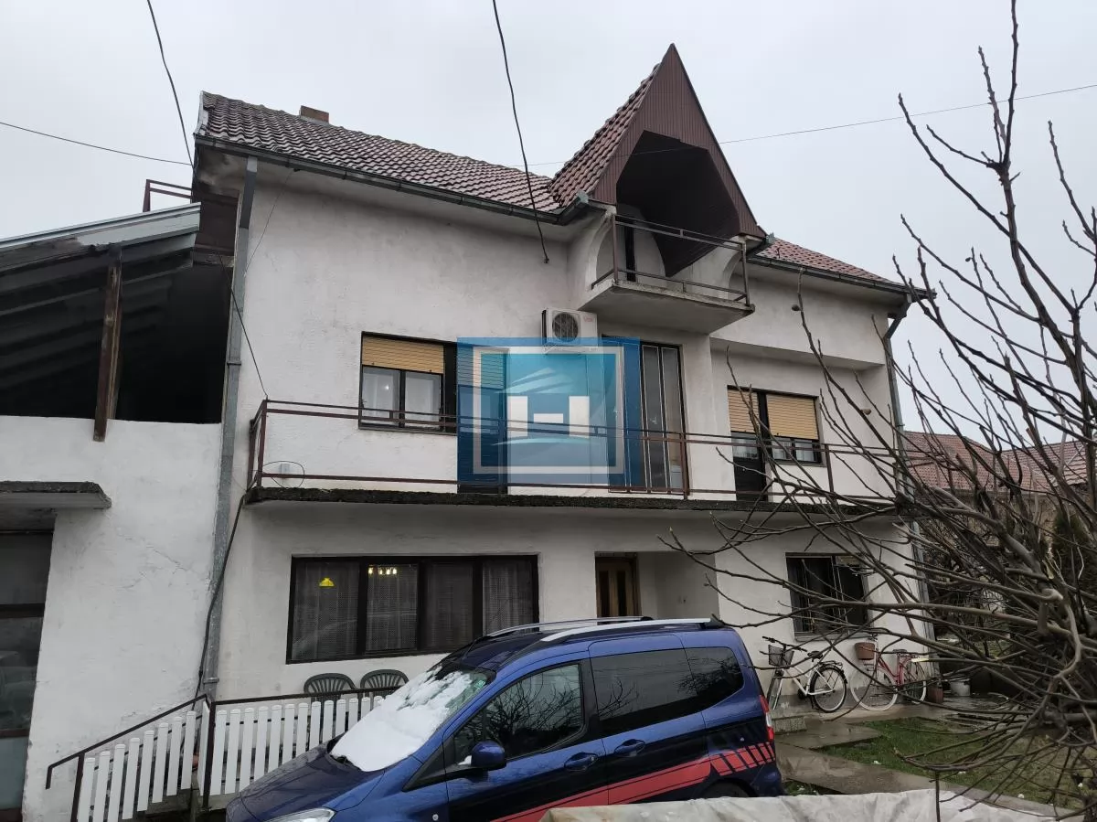 Prostrana kuća na 3 sprata sa 2 garaže – 290 m² na 5,56 ari 20