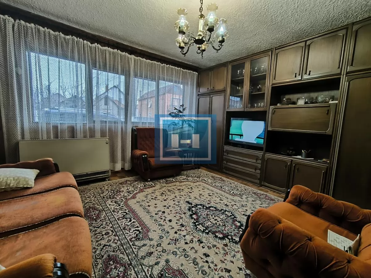 Prostrana kuća na 3 sprata sa 2 garaže – 290 m² na 5,56 ari 4