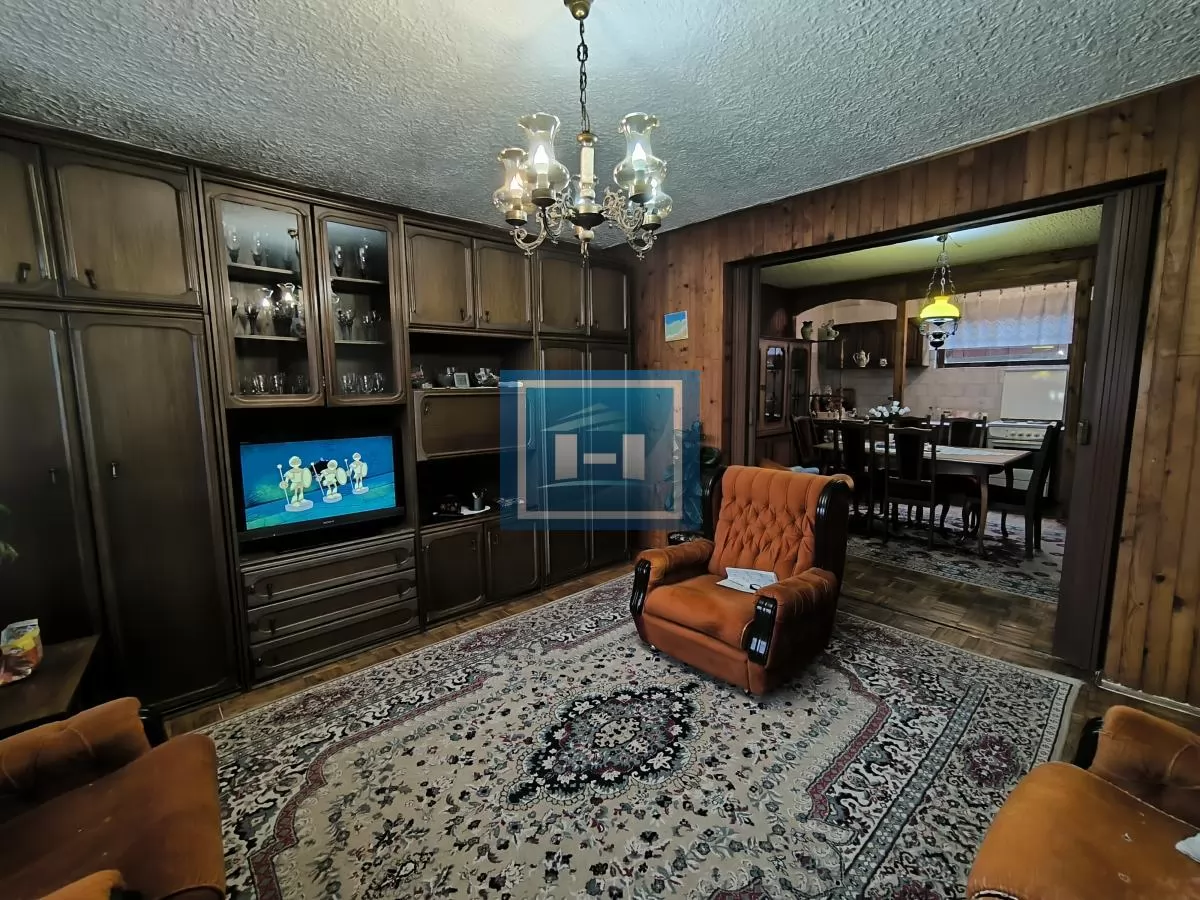 Prostrana kuća na 3 sprata sa 2 garaže – 290 m² na 5,56 ari 5