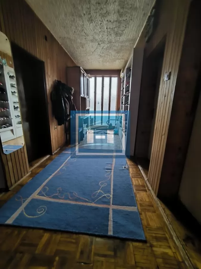 Prostrana kuća na 3 sprata sa 2 garaže – 290 m² na 5,56 ari 8