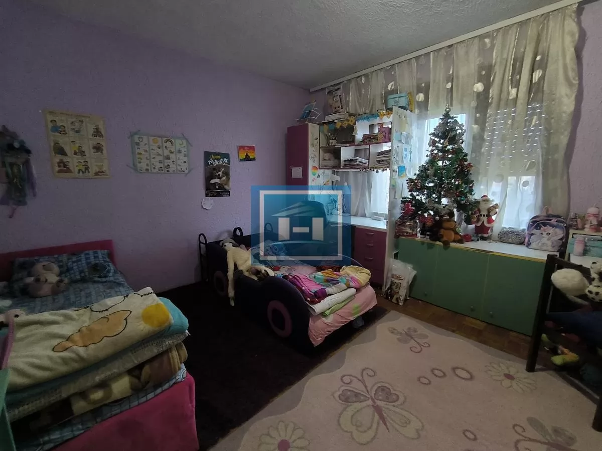 Prostrana kuća na 3 sprata sa 2 garaže – 290 m² na 5,56 ari 9