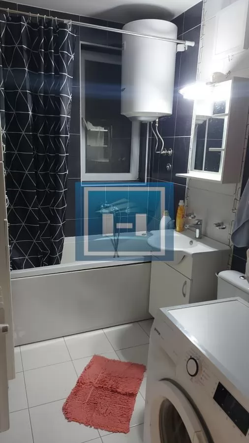 Renoviran porodični stan na Karaburmi, slobodan parking 2