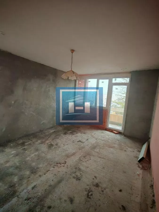 Trosoban stan u sivoj fazi 1