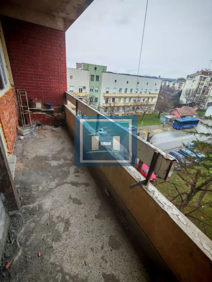 Trosoban stan u sivoj fazi 10