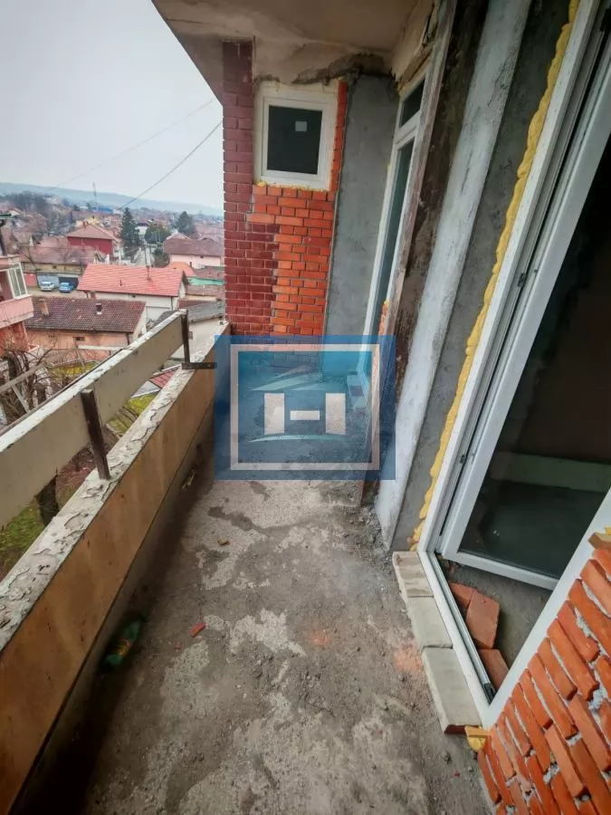 Trosoban stan u sivoj fazi 11