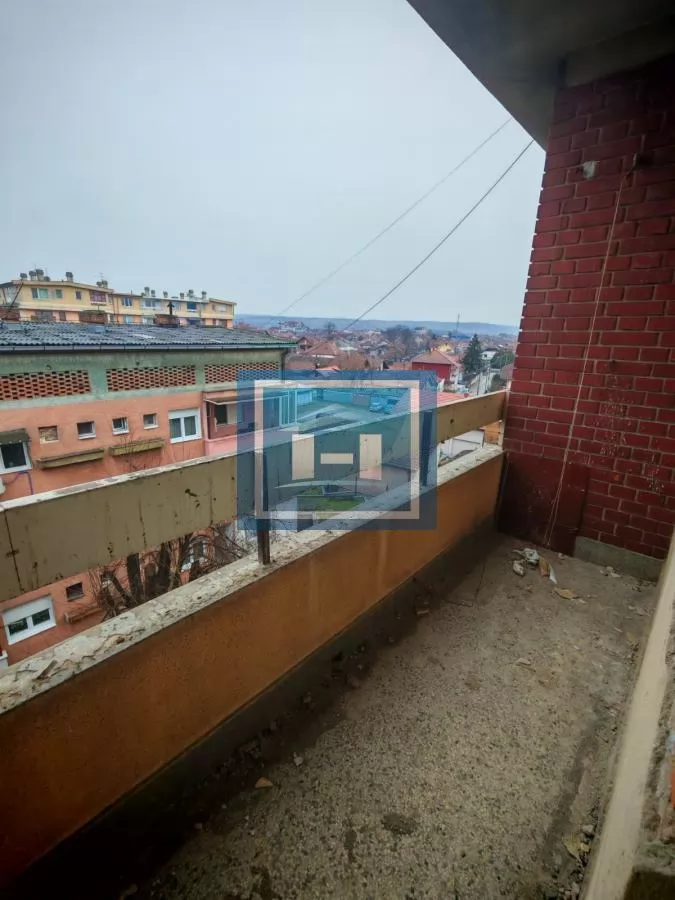 Trosoban stan u sivoj fazi 5