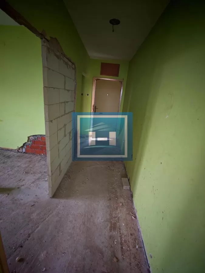 Trosoban stan u sivoj fazi 8