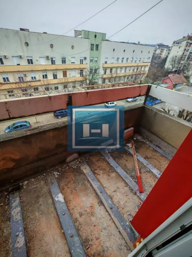 Trosoban stan u sivoj fazi 9