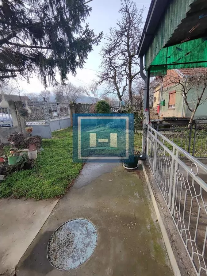 Useljiva porodična prizemna kuća na 2 km od grada 10