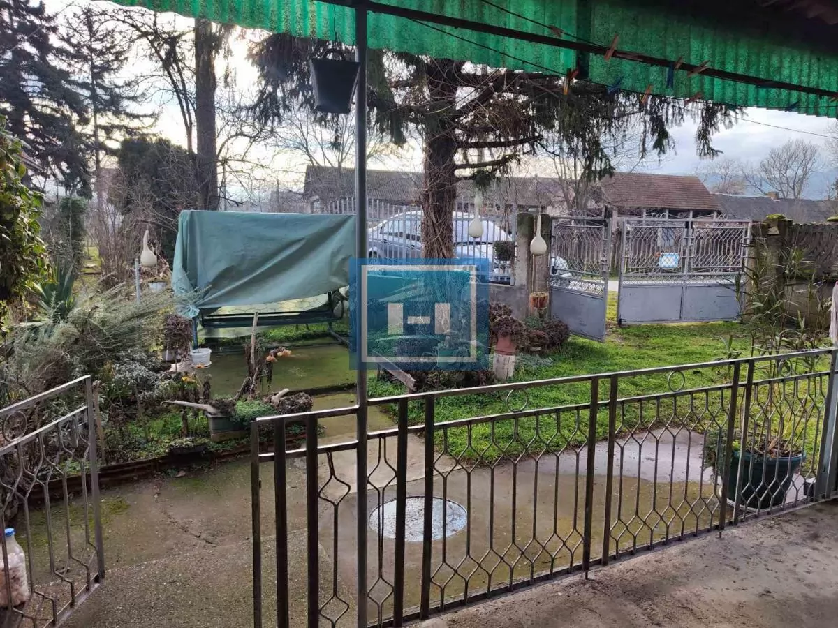 Useljiva porodična prizemna kuća na 2 km od grada 7