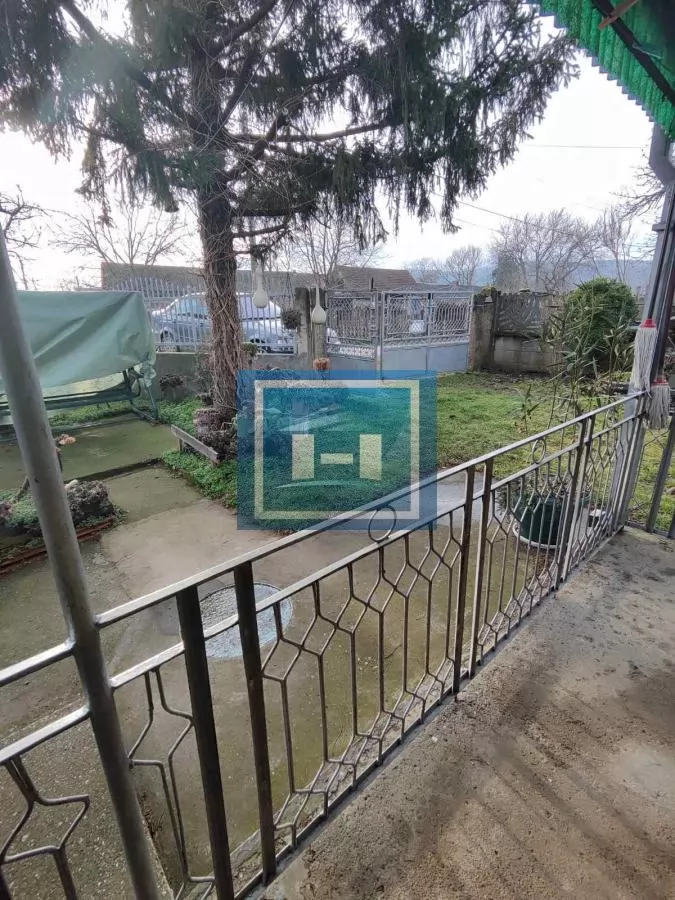 Useljiva porodična prizemna kuća na 2 km od grada 8