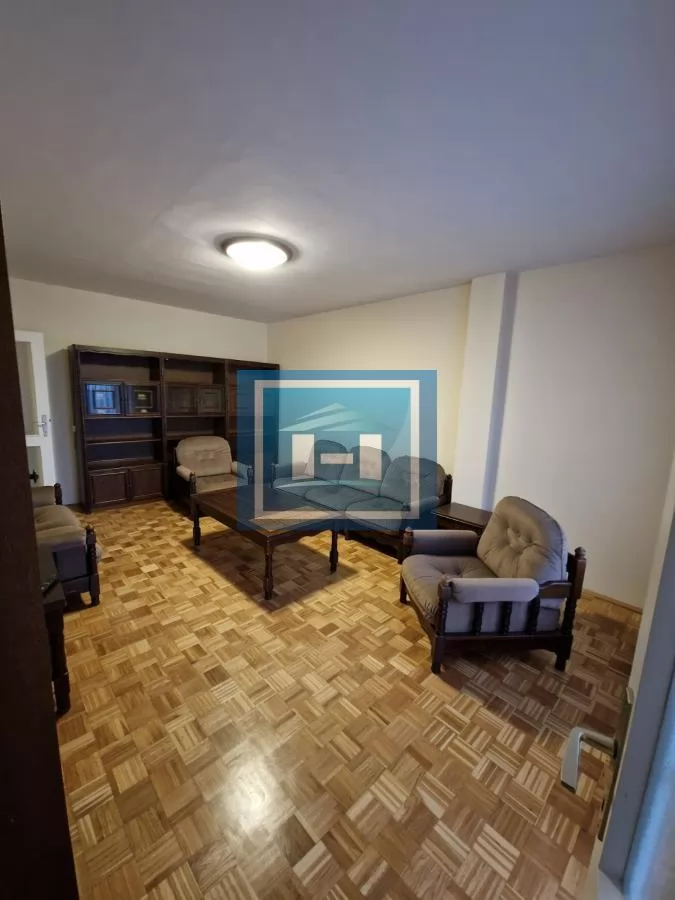 Vračar (Crveni krst) – renoviran stan sa slobodnim parkingom 1