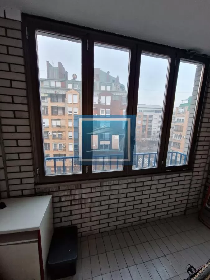 Vračar (Crveni krst) – renoviran stan sa slobodnim parkingom 12