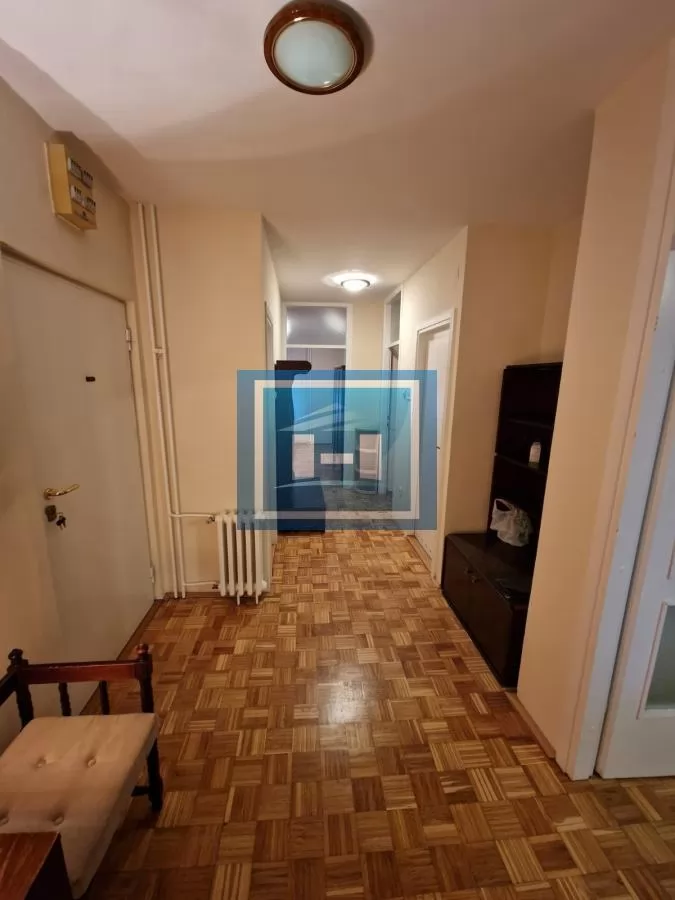 Vračar (Crveni krst) – renoviran stan sa slobodnim parkingom 4