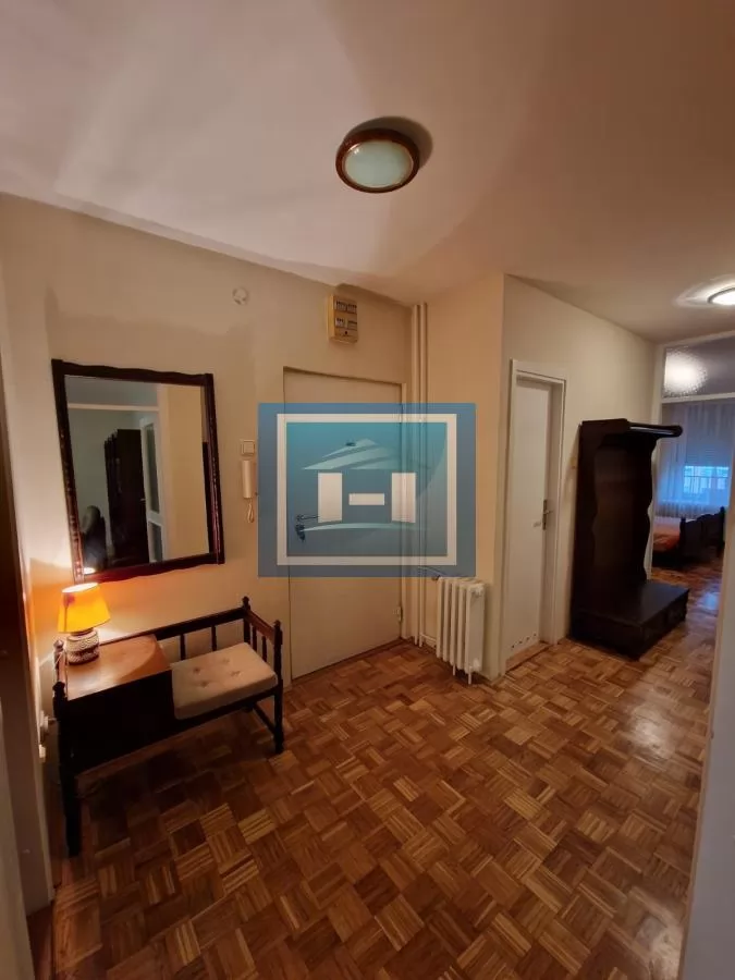 Vračar (Crveni krst) – renoviran stan sa slobodnim parkingom 5