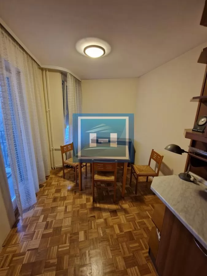 Vračar (Crveni krst) – renoviran stan sa slobodnim parkingom 6