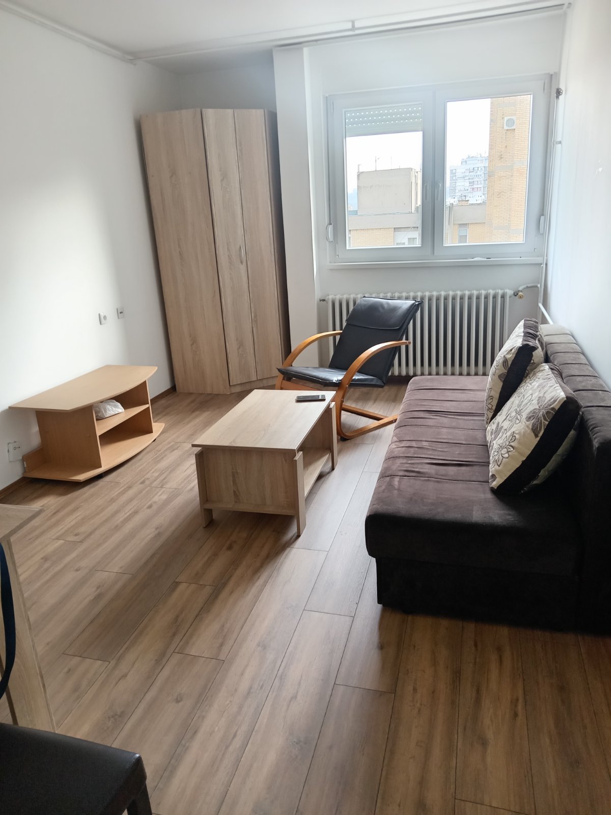 Izdajem povoljno stan dvoiposoban u Novom Sadu na grbavici 1