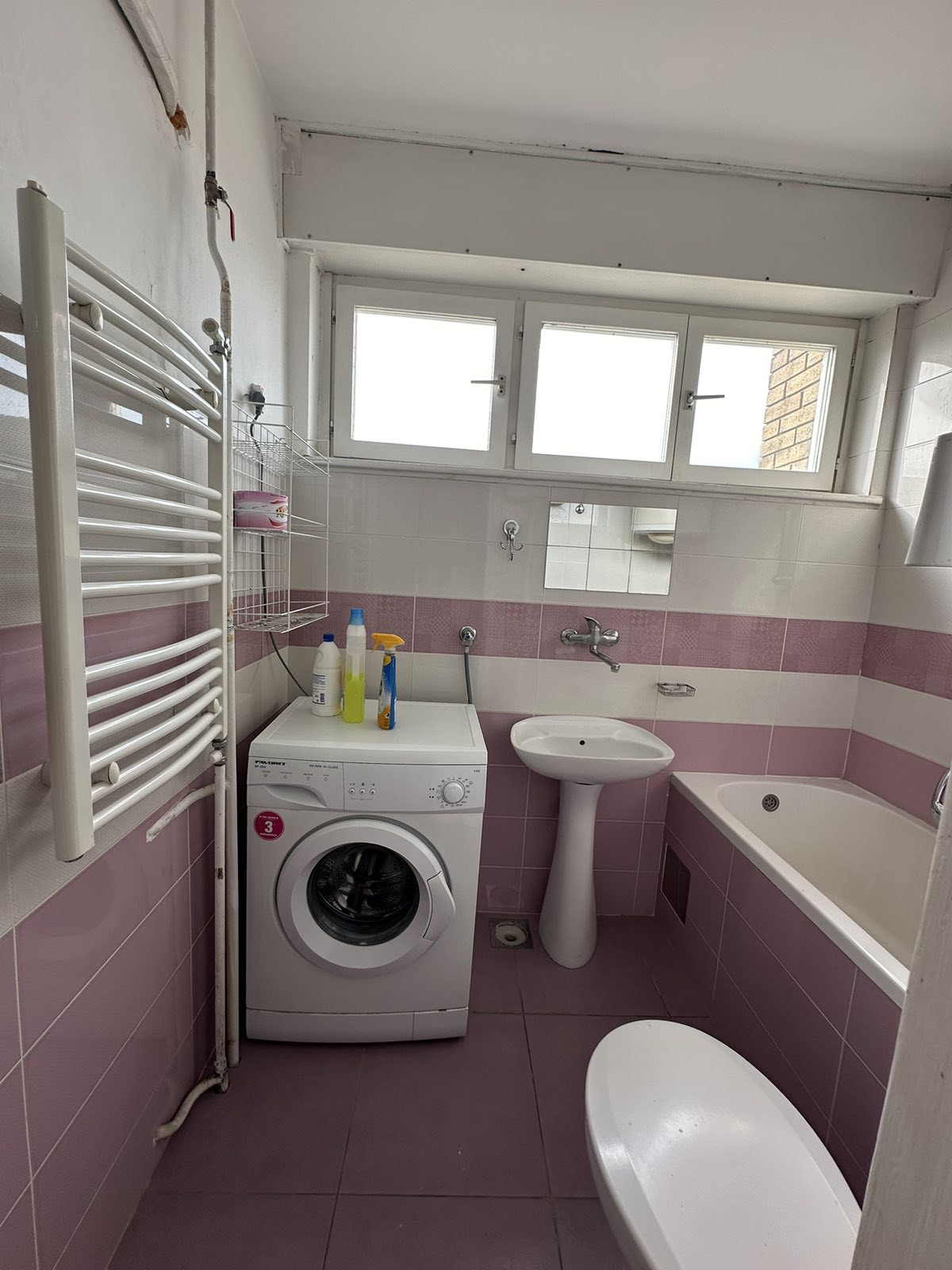 Izdajem povoljno stan dvoiposoban u Novom Sadu na grbavici 4