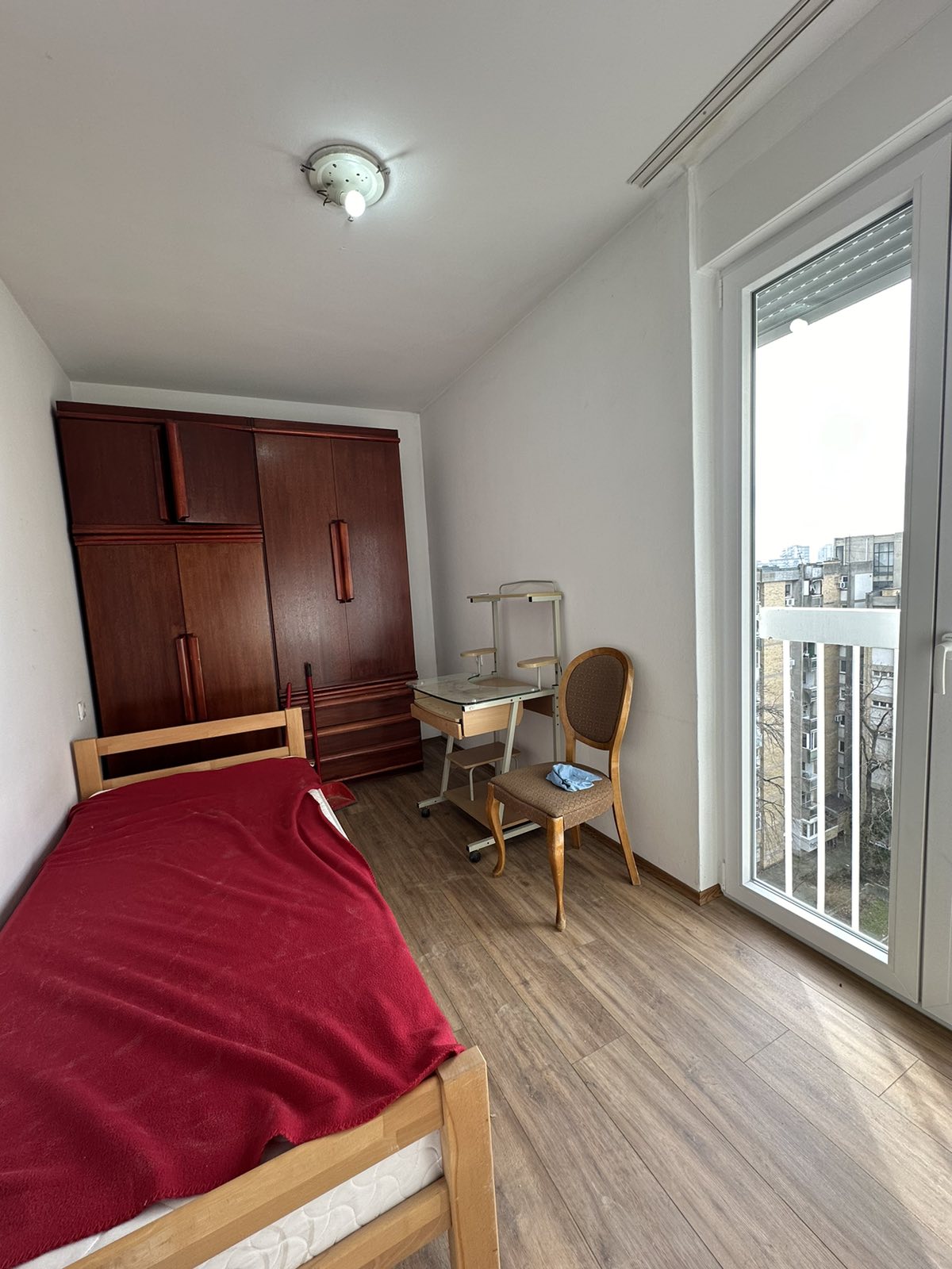 Izdajem povoljno stan dvoiposoban u Novom Sadu na grbavici 2