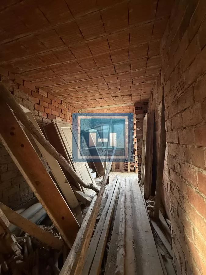 Novoozidani objekat kuća tri 3 etaže u Đurđevom brdu 11