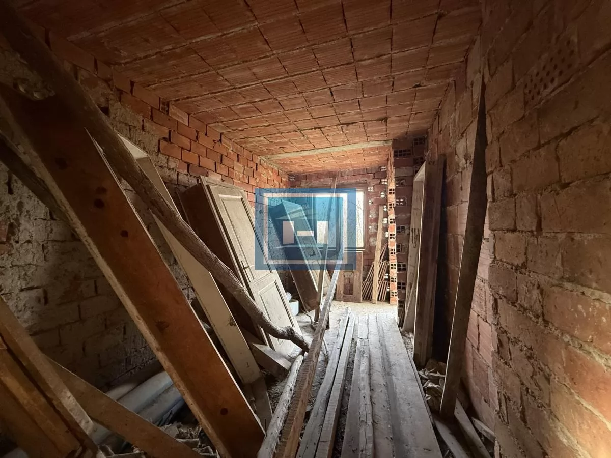 Novoozidani objekat kuća tri 3 etaže u Đurđevom brdu 12