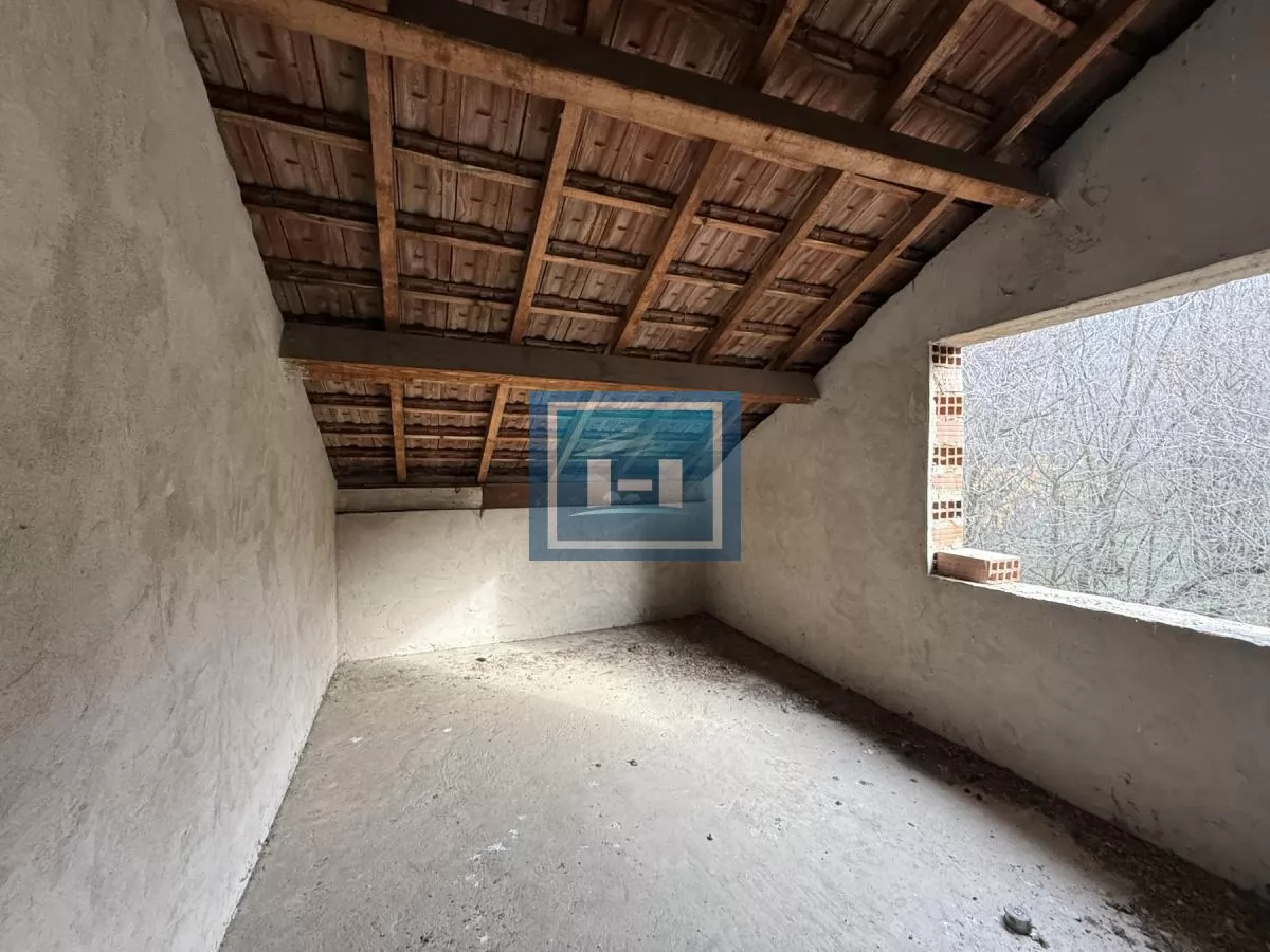 Novoozidani objekat kuća tri 3 etaže u Đurđevom brdu 15