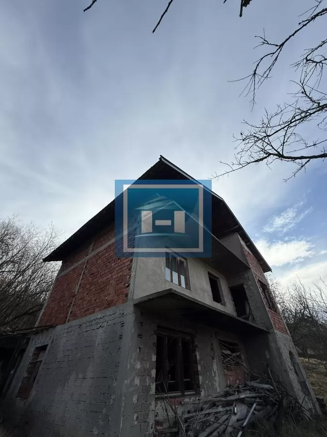 Novoozidani objekat kuća tri 3 etaže u Đurđevom brdu 30