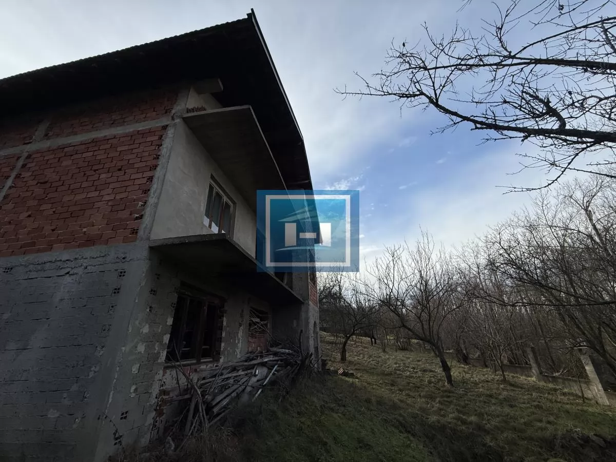 Novoozidani objekat kuća tri 3 etaže u Đurđevom brdu 32