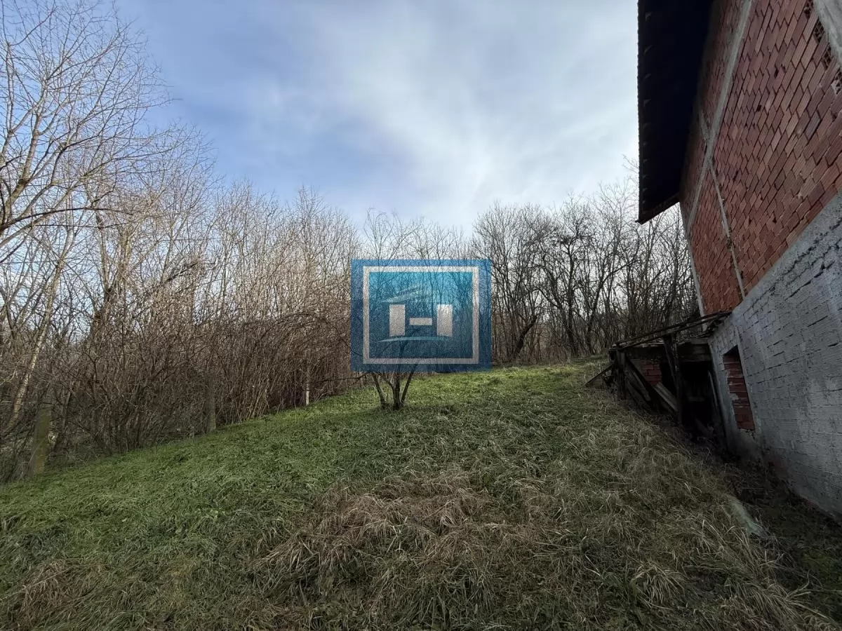 Novoozidani objekat kuća tri 3 etaže u Đurđevom brdu 33