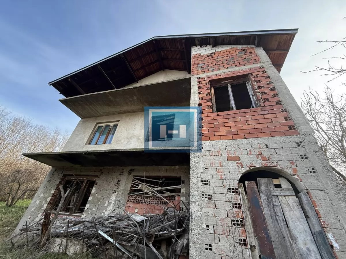 Novoozidani objekat kuća tri 3 etaže u Đurđevom brdu 35