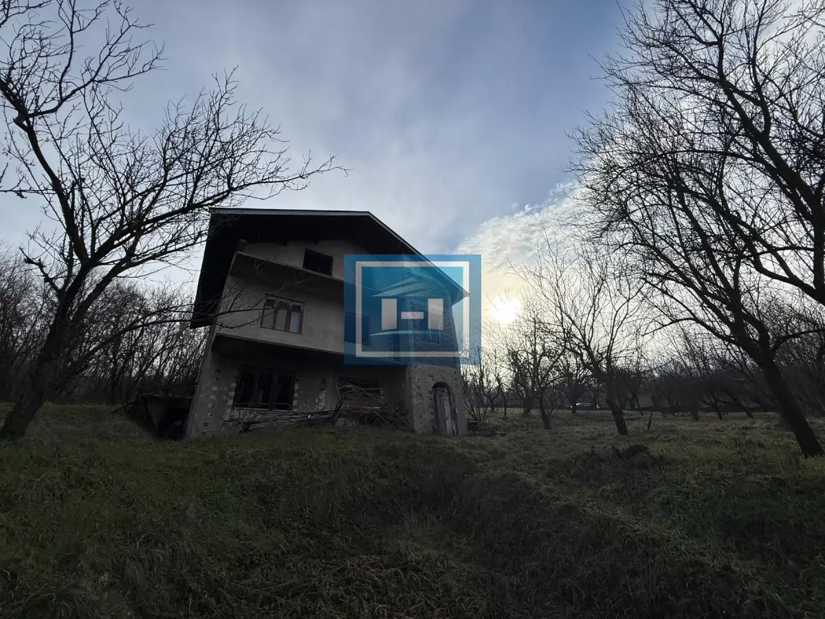 Novoozidani objekat kuća tri 3 etaže u Đurđevom brdu 42