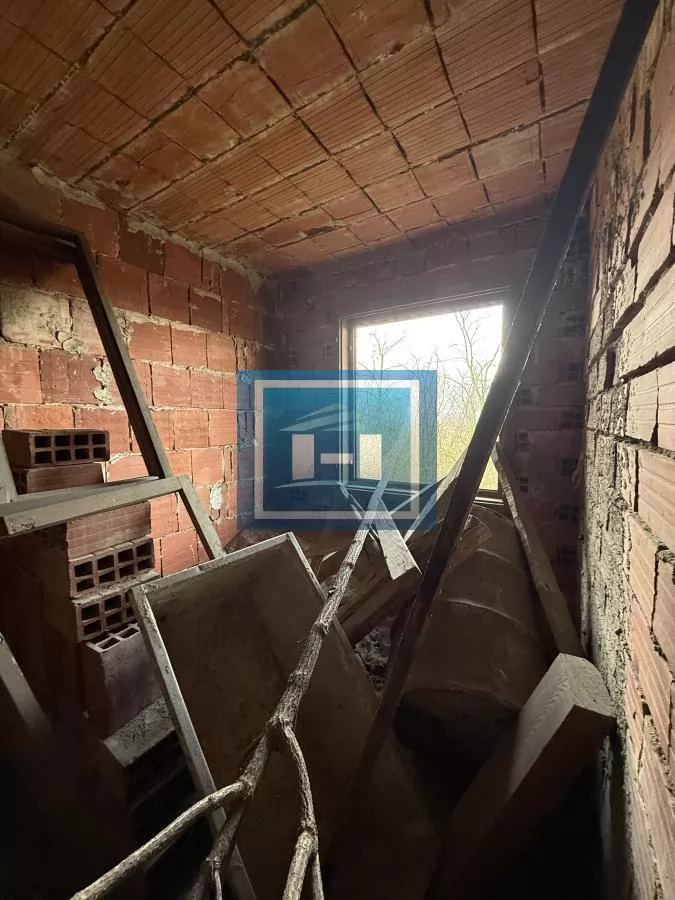 Novoozidani objekat kuća tri 3 etaže u Đurđevom brdu 8