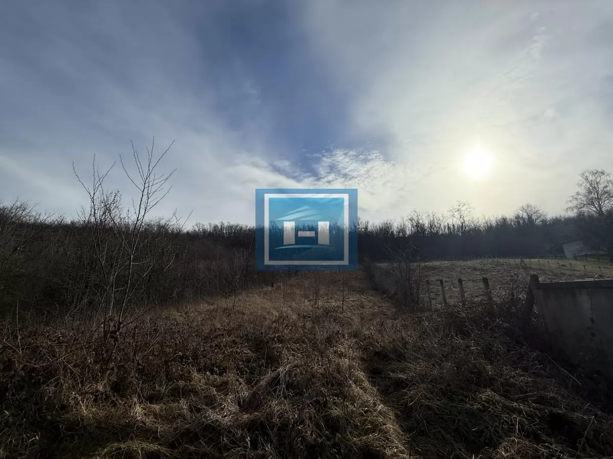 U ponudi idealan plac za izgradnju kuće pored puta na Đurđevom brdu 2