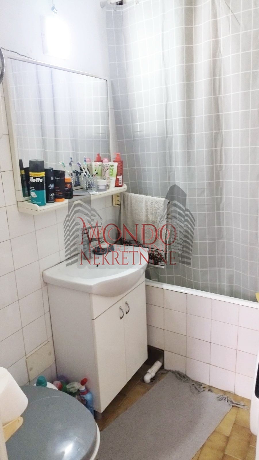 Prodaje se četvorosoban vojni stan na Trošarini 15