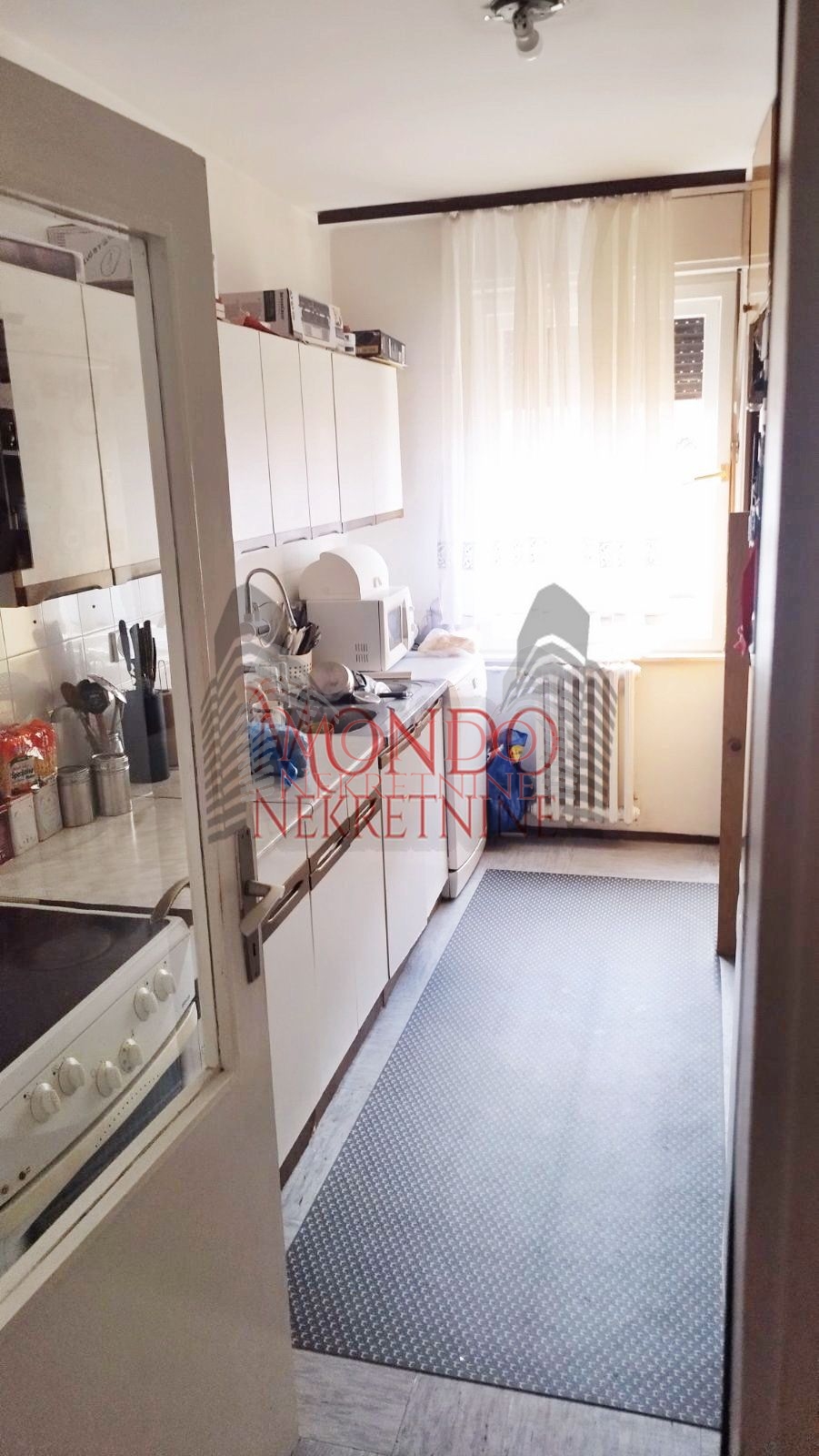 Prodaje se četvorosoban vojni stan na Trošarini 6