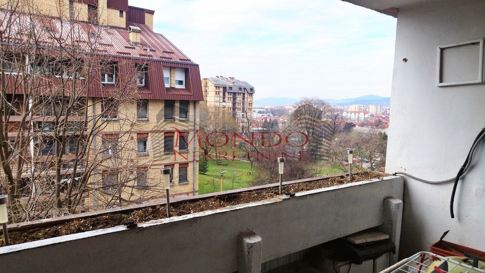 Prodaje se četvorosoban vojni stan na Trošarini 18