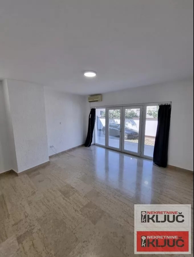 Centar-trosoban stan u kući sa parking mestom 10