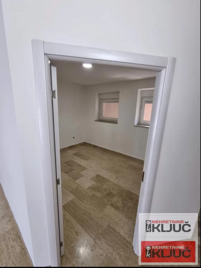 Centar-trosoban stan u kući sa parking mestom 11