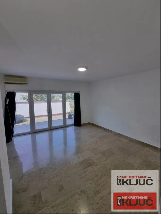 Centar-trosoban stan u kući sa parking mestom 12