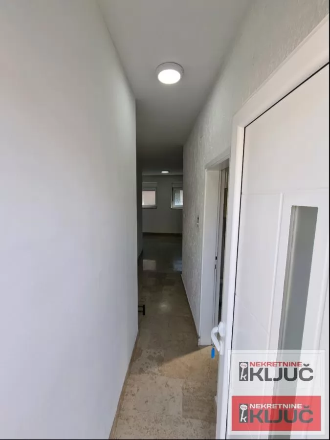 Centar-trosoban stan u kući sa parking mestom 13