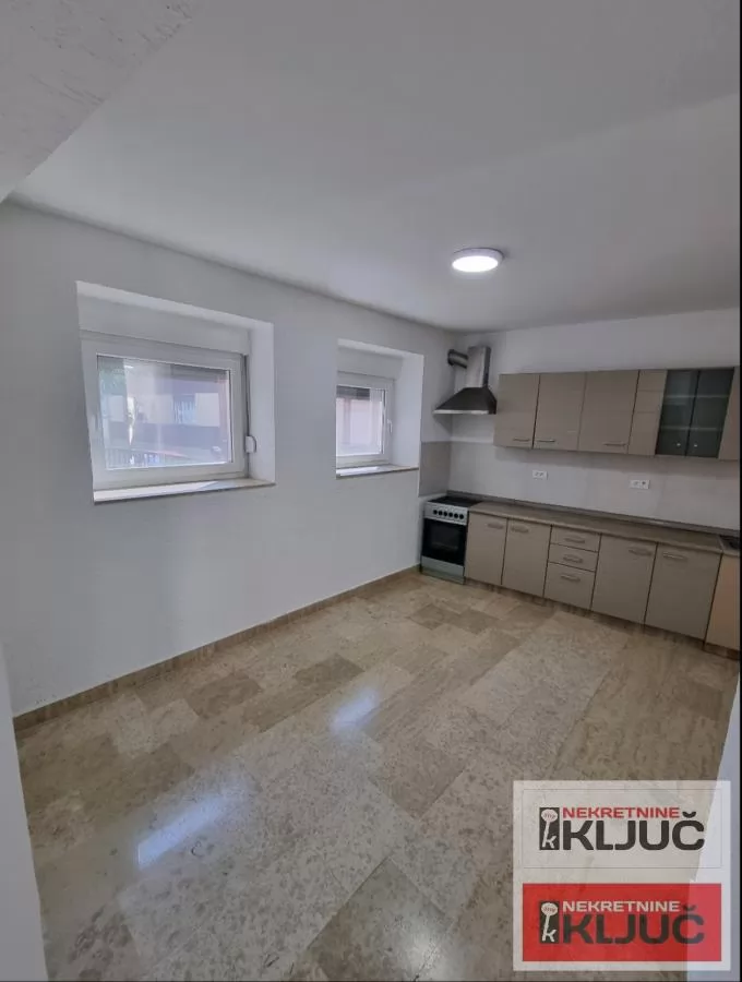 Centar-trosoban stan u kući sa parking mestom 14