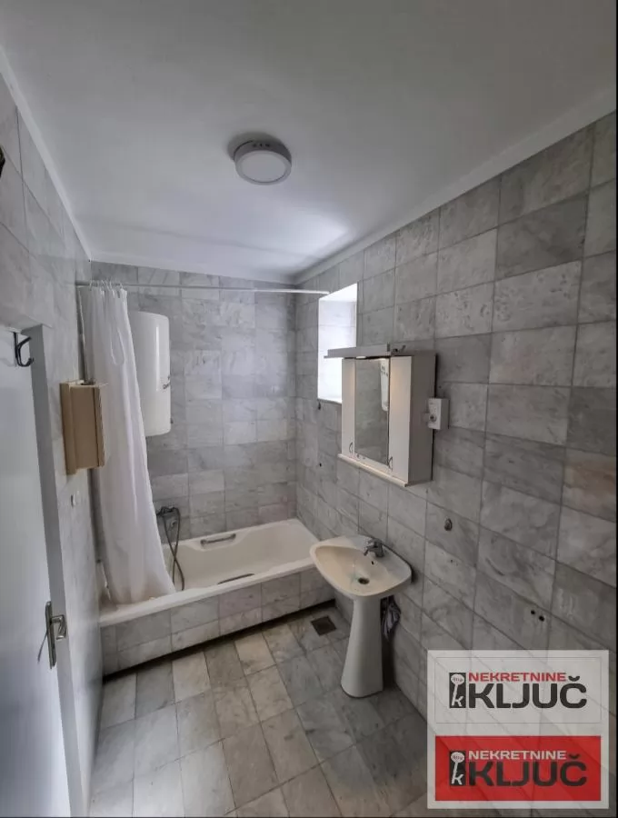 Centar-trosoban stan u kući sa parking mestom 5