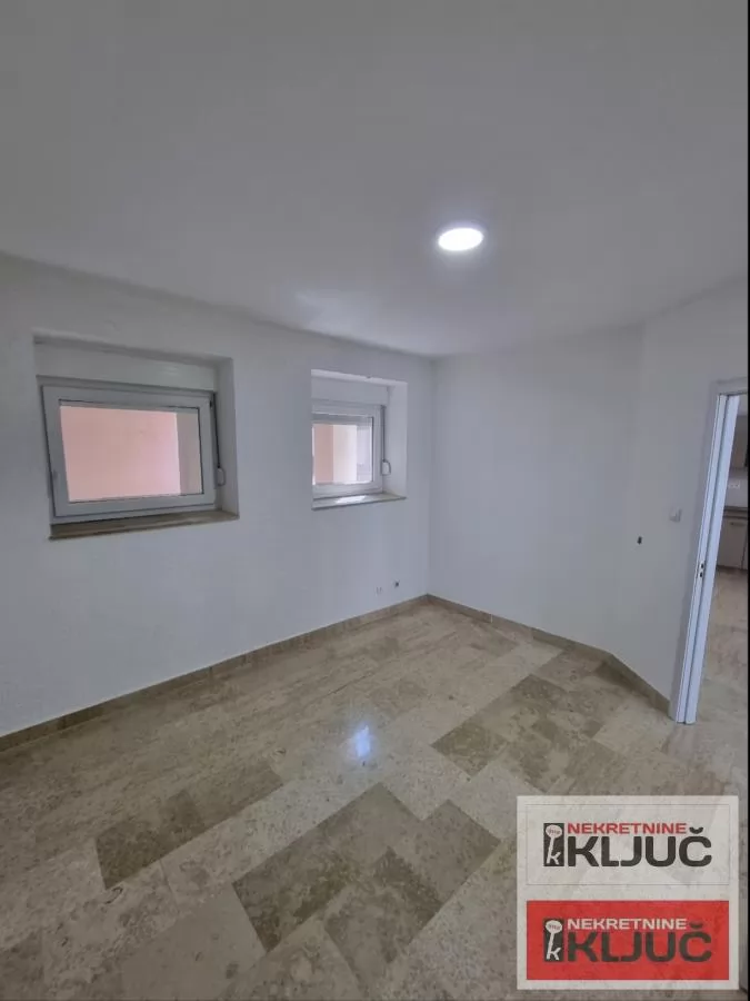 Centar-trosoban stan u kući sa parking mestom 6