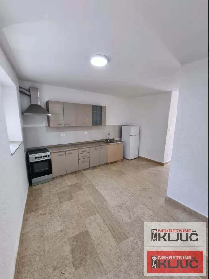 Centar-trosoban stan u kući sa parking mestom 7