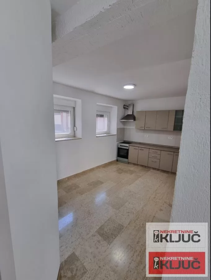 Centar-trosoban stan u kući sa parking mestom 8