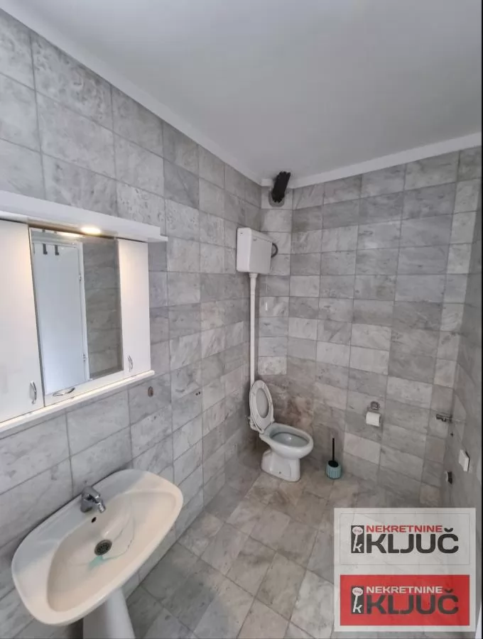 Centar-trosoban stan u kući sa parking mestom 9